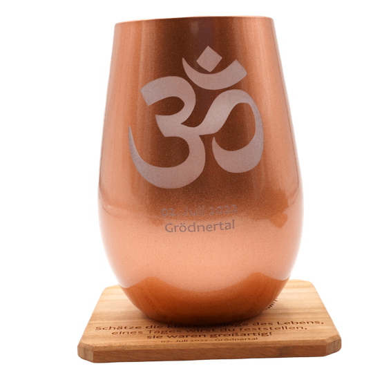 Bild enthält, Pottery, Jar, Vase, Cup, Glass, Beverage