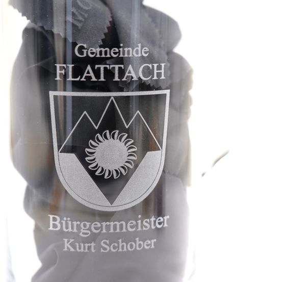 Bild enthält, Logo, Symbol, Baby, Person, Badge, Bottle