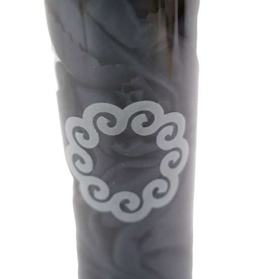 Bild enthält, Pottery, Bottle, Person, Jar, Glass, Boot, Clothing, Footwear