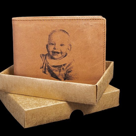 Bild enthält, Box, Baby, Person, Face, Head, Cardboard, Carton