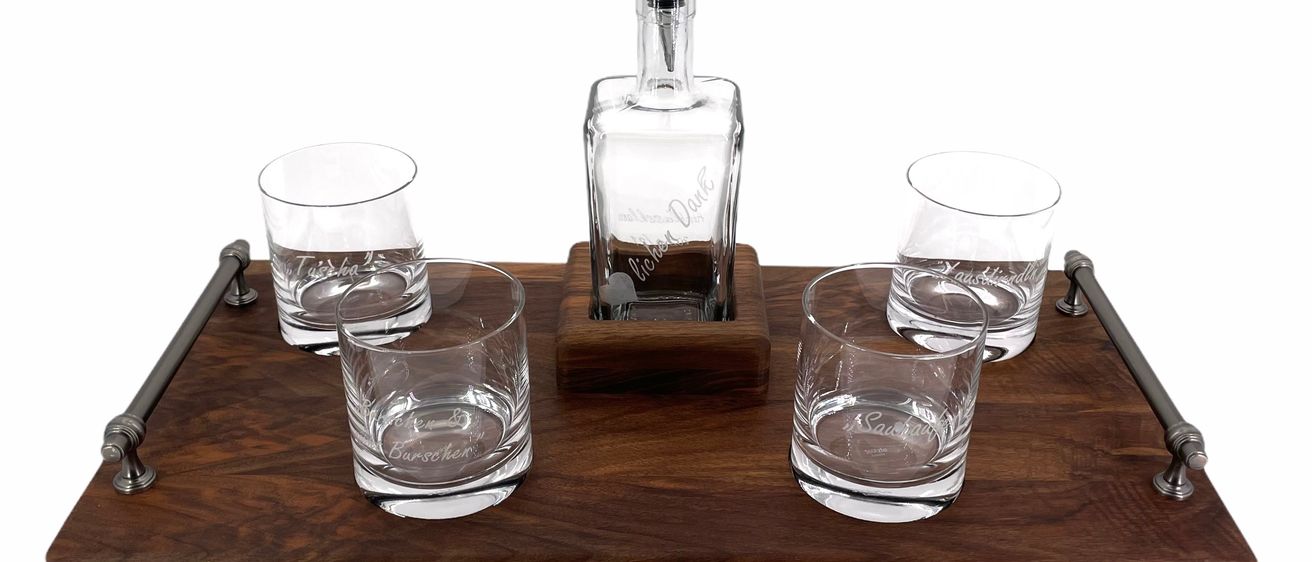 Bild enthält, Glass, Bottle, Cosmetics, Perfume, Cup, Alcohol, Beverage, Liquor, Furniture, Jar