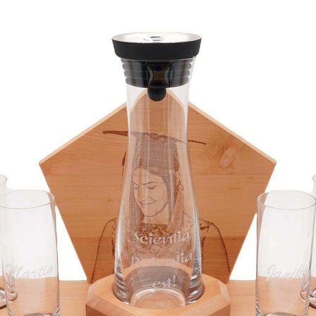 Bild enthält, Bottle, Shaker, Face, Head, Person