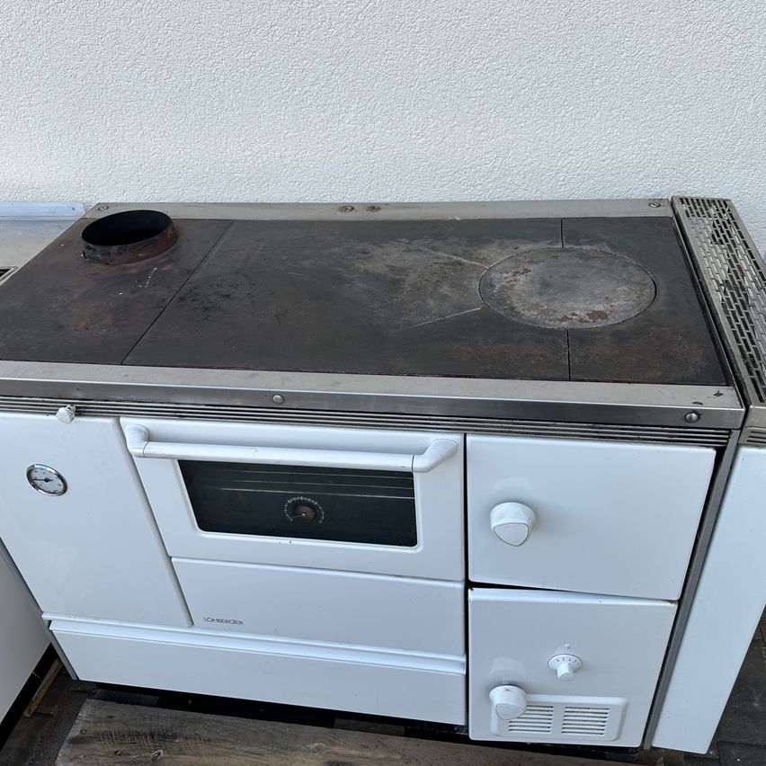 Bild enthält, Appliance, Device, Electrical Device, Oven, Stove, Gas Stove, Indoors, Kitchen, Ice Hockey Puck, Sport