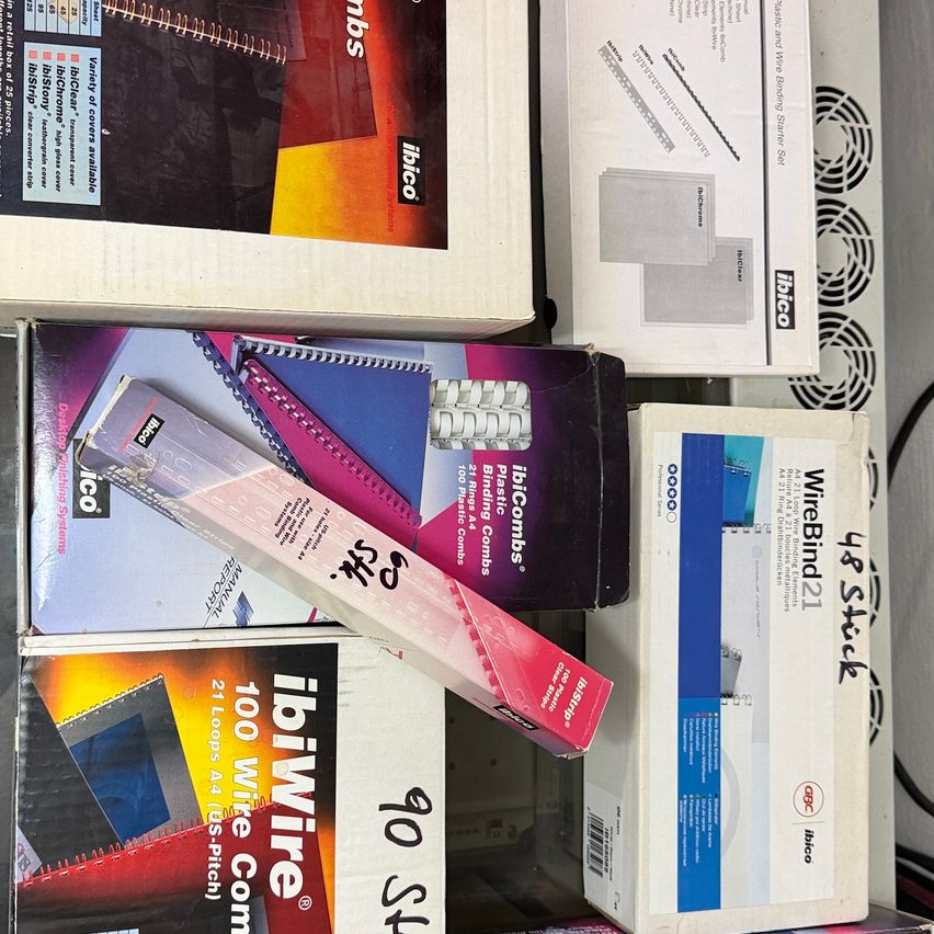 Eine Sammlung von Kisten, darunter eine mit 100 Drahtkämmen, eine weitere mit 90 Heftklammern und zwei ibico-Kisten, eine mit einem Drahtbindungs-Starterset und die andere mit Bindekamm.