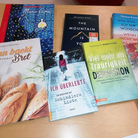 Bild enthält, Advertisement, Poster, Publication, Bread, Book, Business Card, Person, Tape