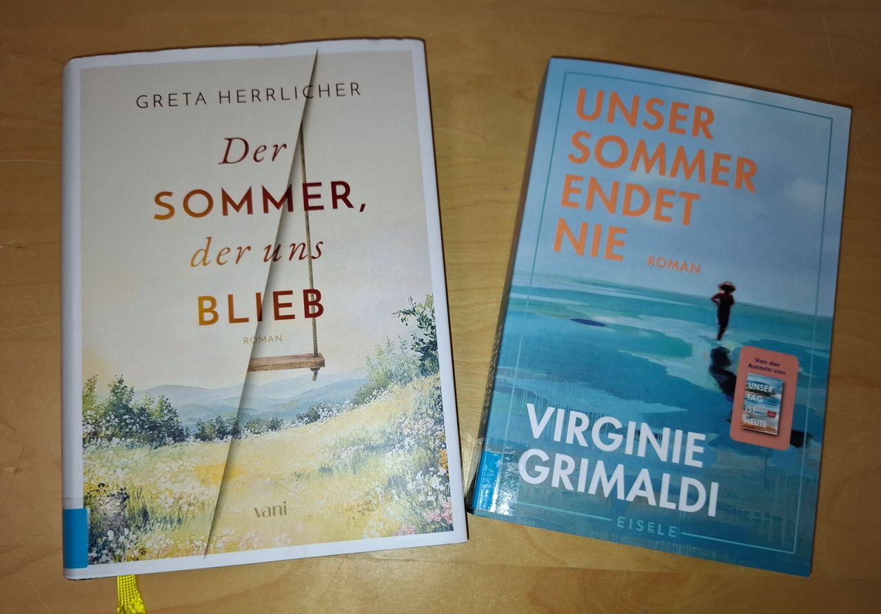 Zwei Bücher liegen nebeneinander. Ein Buch trägt den Titel 'Der Sommer, der uns blieb' von Greta Herrilicher. Das andere Buch heißt 'Unser Sommer endet nie' von Virginie Grimaldi.
