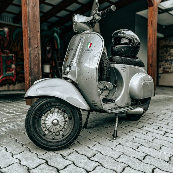 Bild enthält, Scooter, Transportation, Vehicle, Machine, Wheel, Helmet, Motorcycle