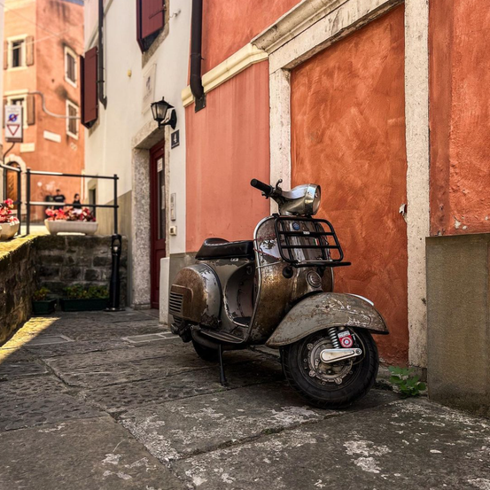Bild enthält, Scooter, Vehicle, Motorcycle, Motor Scooter, Person