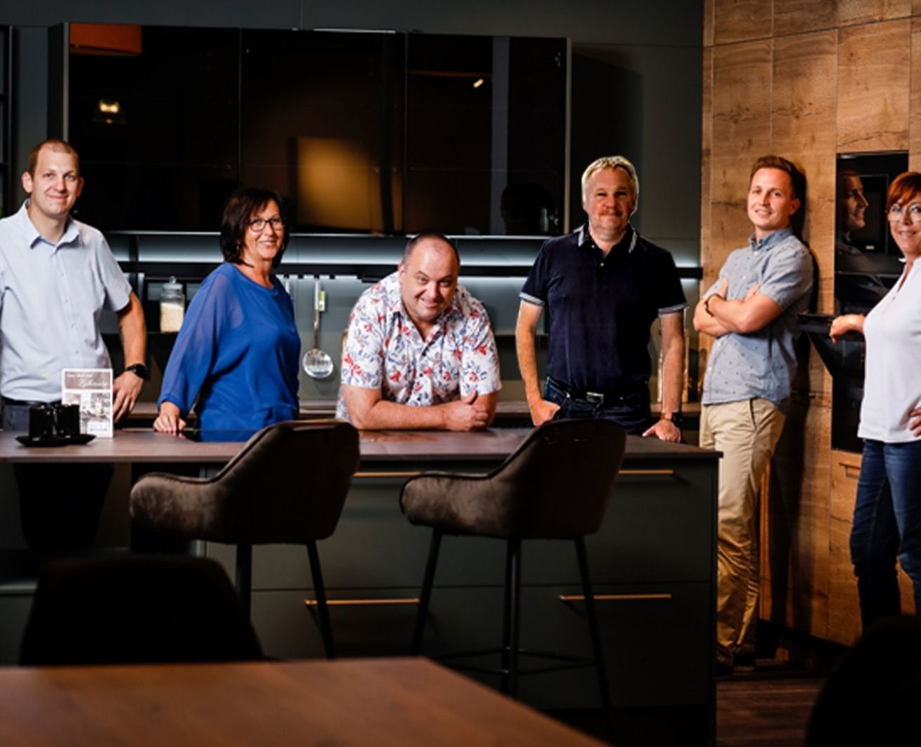 Bild enthält, Adult, Female, Person, Woman, Male, Man, Jeans, Groupshot, Face, Chair