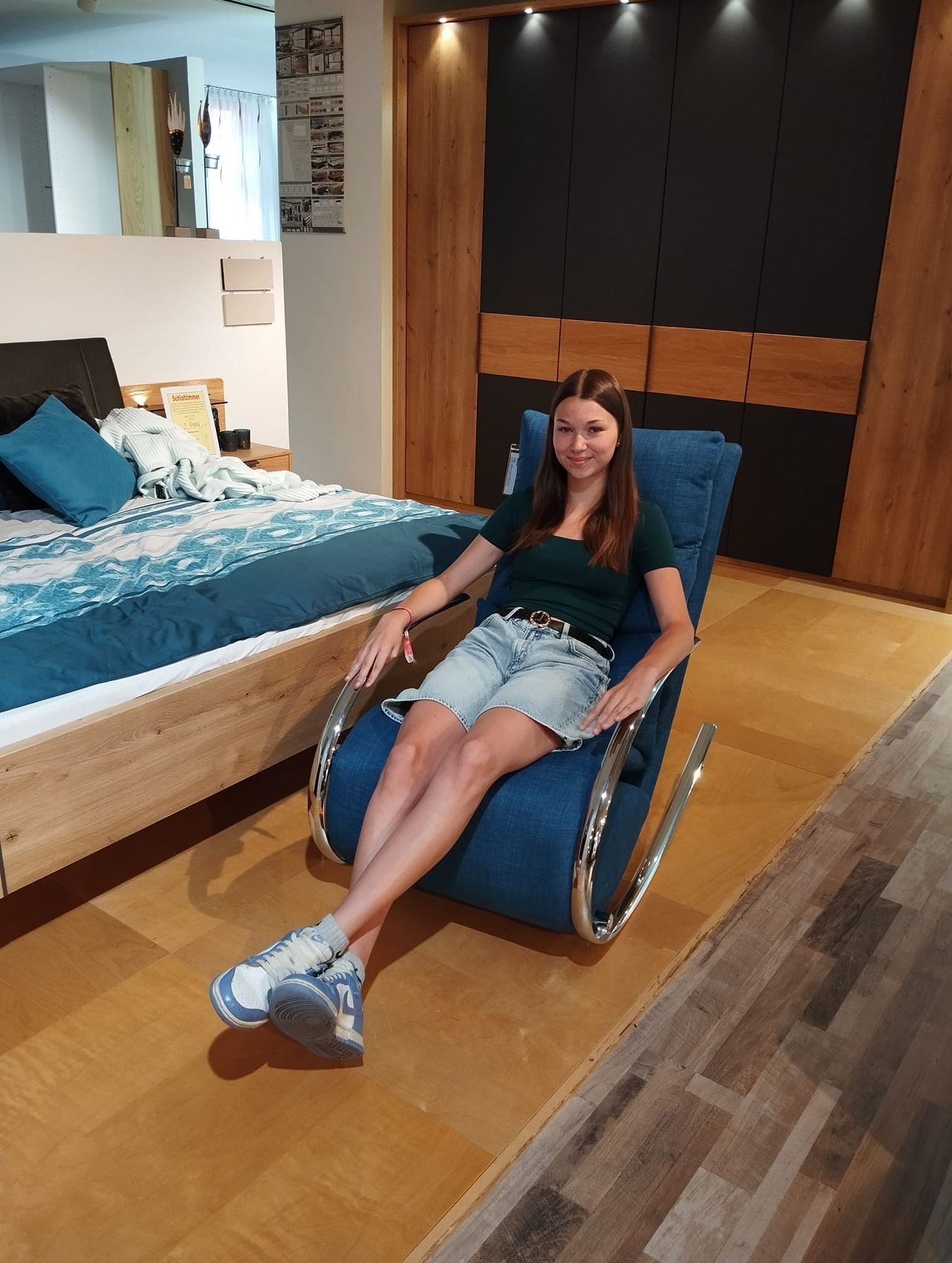 Bild enthält, Furniture, Female, Girl, Person, Teen, Clothing, Shorts, Accessories, Belt, Sitting