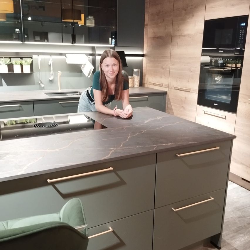 Bild enthält, Indoors, Interior Design, Kitchen, Female, Girl, Person, Teen, Furniture, Table, Cabinet