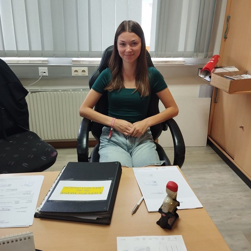 Bild enthält, Text, Document, Pen, Person, Face, Head