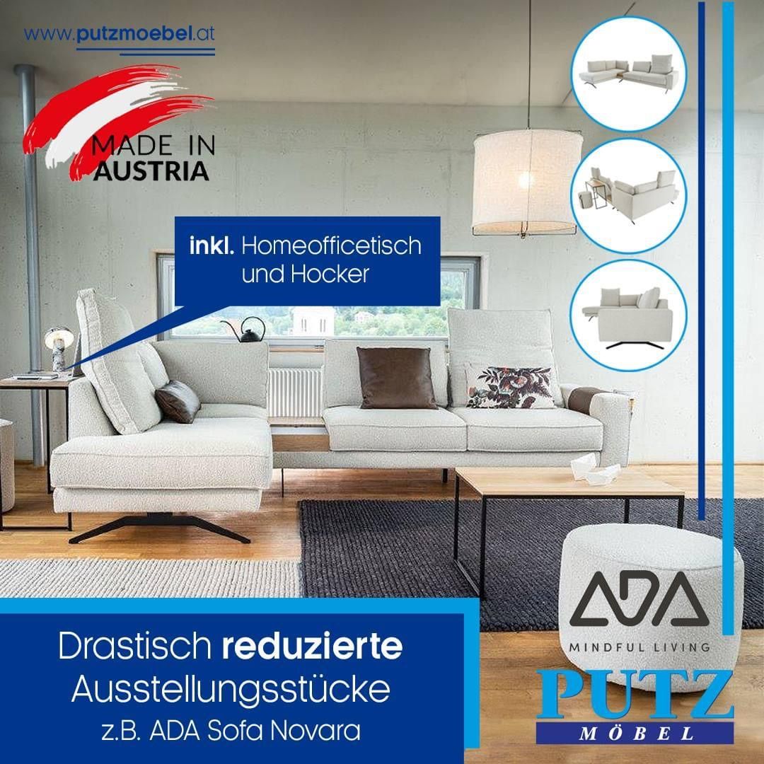 Bild enthält, Couch, Furniture, Indoors, Living Room, Advertisement, Home Decor, Table, Cushion, Interior Design, Poster