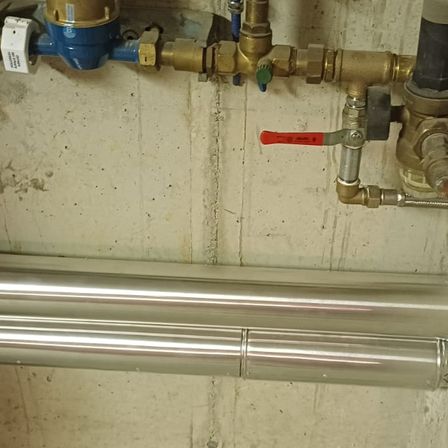 Bild enthält, Person, Plumbing