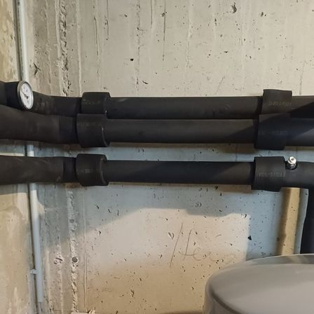 Bild enthält, Person, Plumbing, Mortar Shell, Weapon, Indoors