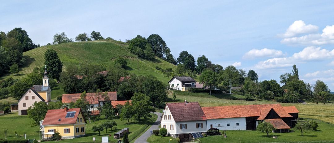 Bild enthält, Nature, Outdoors, Countryside, Rural, Architecture, Building, Village, Field, Grassland