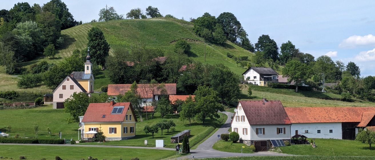 Bild enthält, Nature, Outdoors, Countryside, Rural, Building, Person, Village, Field, Grassland, Housing