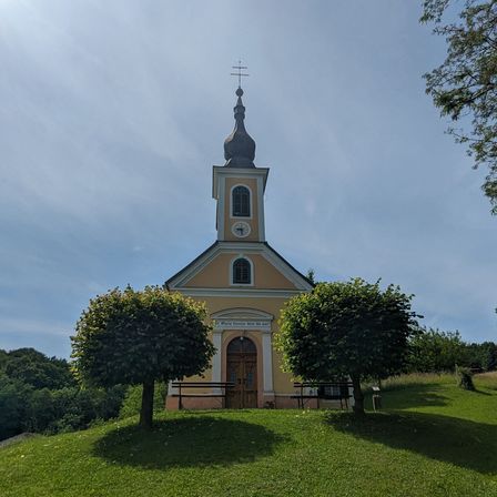 Bild enthält, Grass, Lawn, Spire, Grassland, Clock Tower, Person, Car, Tree, Monastery, Cross