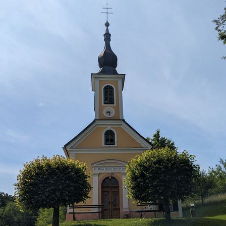 Bild enthält, Spire, Grass, Clock Tower, Tree, Cross, Lawn, Car, Fir, Monastery, Bell Tower