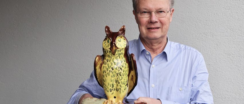 Bild enthält, Adult, Male, Man, Person, Face, Photography, Portrait, Finger, Shirt, Bird