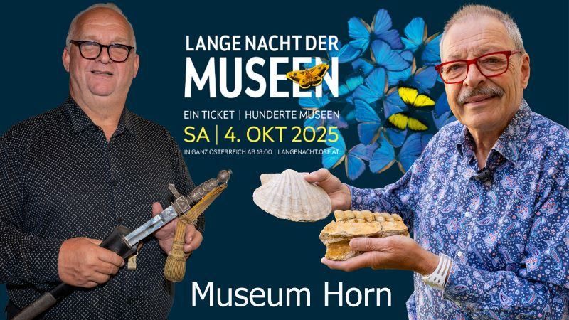 Zwei Männer stehen vor einem blauen Hintergrund und halten ein Messer und eine Muschel. Der Text über ihnen lautet 'Lange Nacht der Museen' und das Datum 4. Oktober 2025.