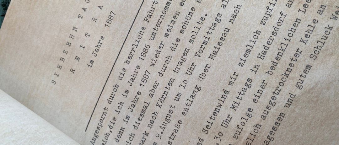 Ein Nahaufnahme einer gealterten Buchseite mit deutschem Text. Der Text erscheint leicht verblasst, wobei einige Buchstaben deutlicher sind als andere. Das Layout umfasst Zahlen, Jahre und deutsche Wörter.