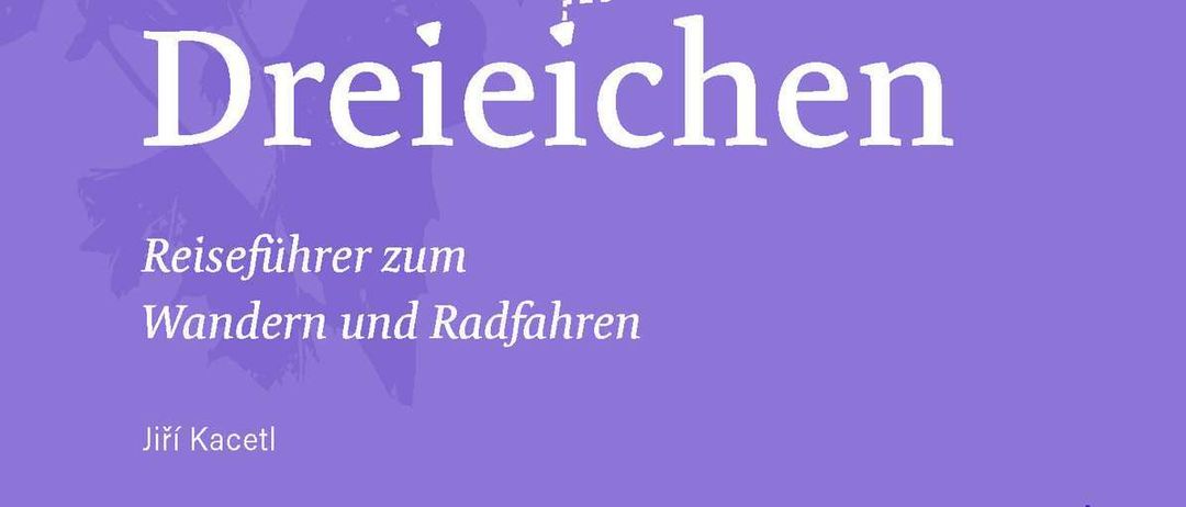Ein Buchcover mit 'Maria Dreieichen' in großen weißen Buchstaben auf einem lila Hintergrund. Darunter steht der Text in Deutsch, 'Reiseführer zum Wandern und Radfahren'. Unten sind Silhouetten von Gebäuden und einer Person.