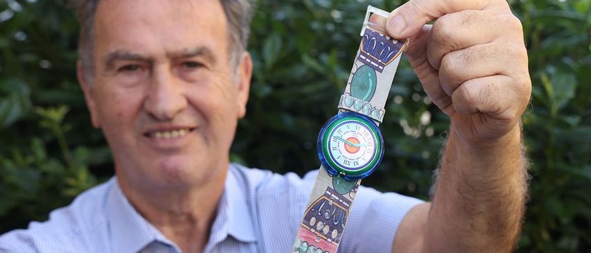 Bild enthält, Wristwatch, Arm, Body Part, Person, Adult, Male, Man, Hand, Face, Head