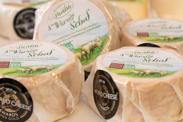 Bild enthält, Food, Cheese, Tape, Hockey, Ice Hockey, Ice Hockey Puck, Rink, Skating, Sport, Brie