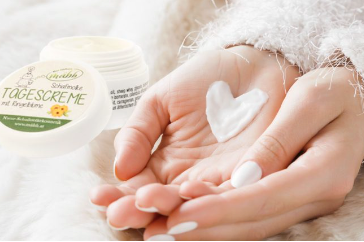 Bild enthält, Hand, Person, Nail, Tape, Bottle, Lotion, Medication, Pill, Cosmetics, Finger