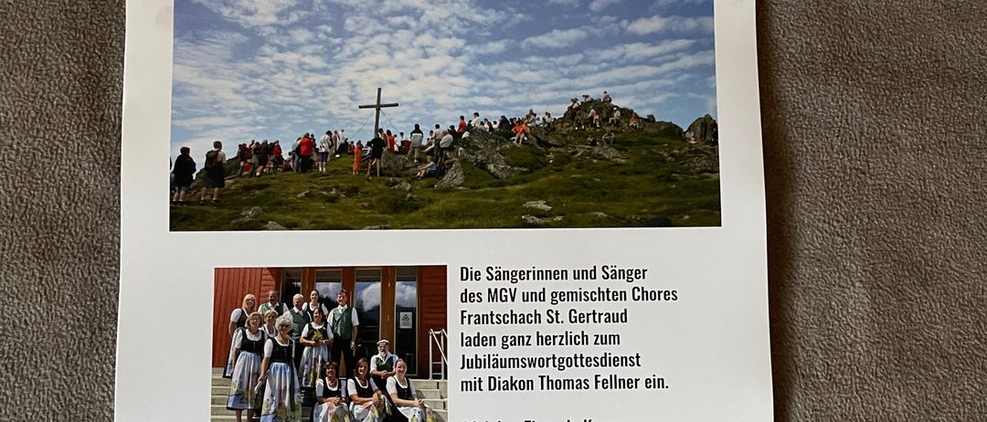 Ein Plakat für einen Gottesdienst am 10. August 2025 um 11:00 Uhr am Zingerlekreuz auf der Saualm. Es zeigt ein Kreuz, ein Gruppenfoto und eine Szenerie mit Hügel.