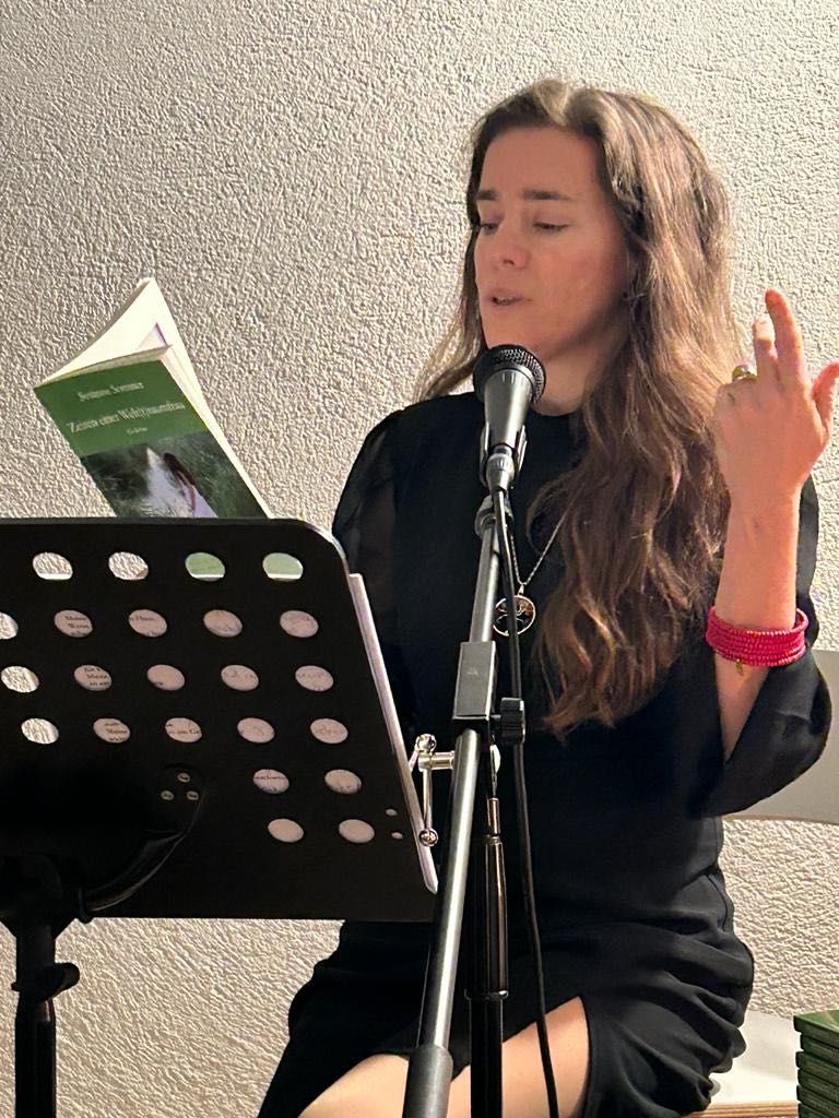 Bild enthält, Performer, Person, Solo Performance, Adult, Female, Woman, Microphone, Face, Musician, Singing