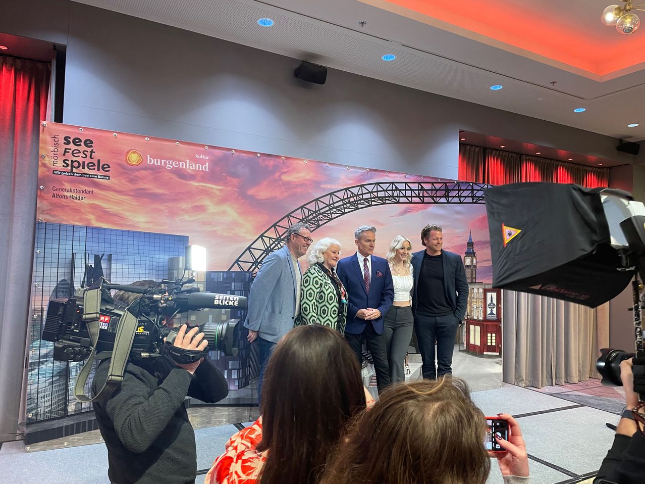 Bild enthält, Glasses, Adult, Male, Man, Person, Female, Woman, Electronics, Speaker, Camera