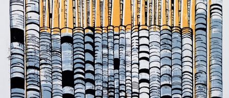 Ein abstraktes Kunstwerk mit zahlreichen vertikalen Linien in Blau und Schwarz, einige in Gelb hervorgehoben, bilden ein strukturiertes, gitterartiges Muster.