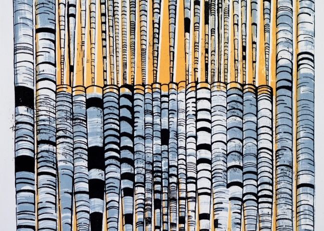 Ein abstraktes Kunstwerk mit zahlreichen vertikalen Linien in Blau und Schwarz, einige in Gelb hervorgehoben, bilden ein strukturiertes, gitterartiges Muster.