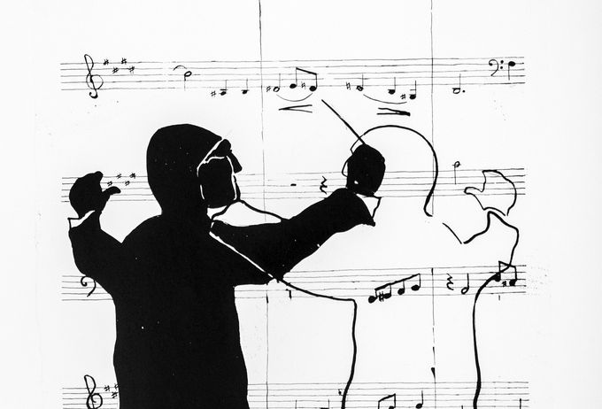 Silhouette eines Dirigenten, der ein Orchester mit Musiknoten auf dem Notenblatt führt.