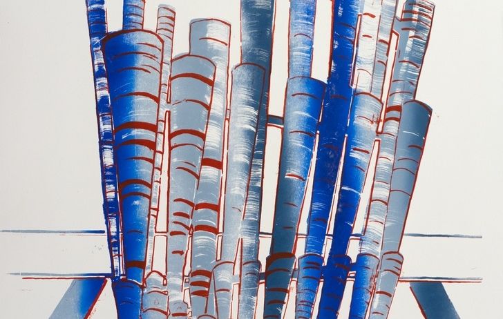 Eine abstrakte Malerei mit mehreren vertikalen blauen und roten gestreiften Formen. Die blauen Streifen dominieren das Bild mit roten Akzenten. Die Formen sind eng angeordnet und erzeugen ein Gefühl von Tiefe.