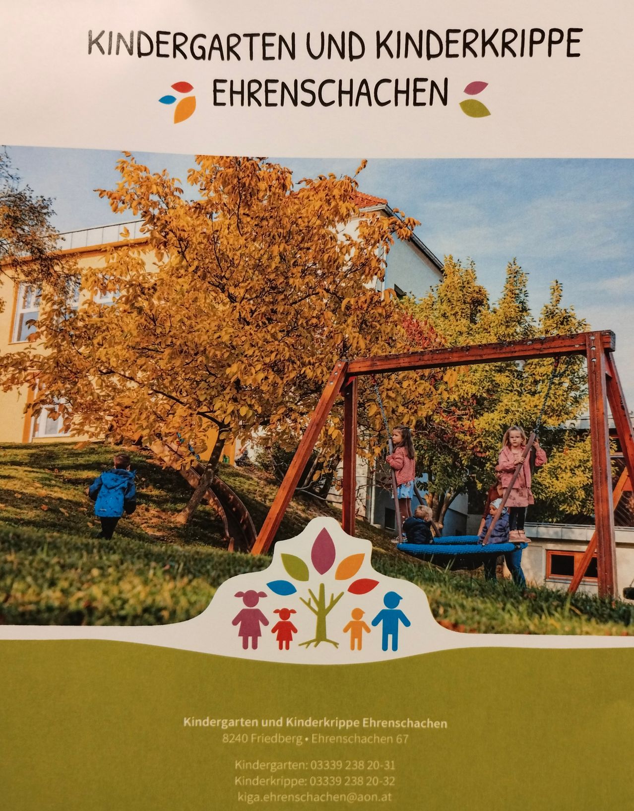 Ein Poster zeigt Kinder, die auf einer Schaukel in einem Garten mit gelben Blättern spielen. Der Garten hat einen Baum und ein Haus im Hintergrund. Das Poster ist von Ehrenschachen.