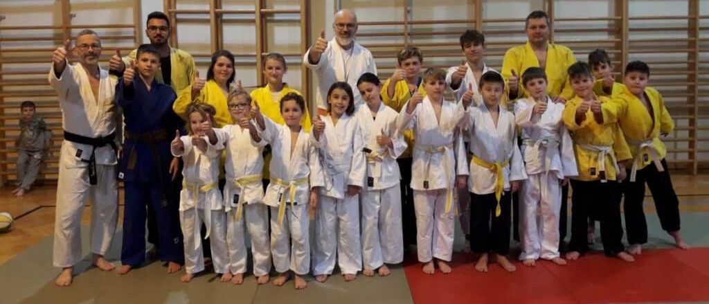 Bild enthält, People, Person, Martial Arts, Adult, Male, Man, Karate, Female, Woman, Child