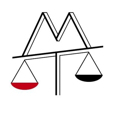 Eine Schwarz-Weiß-Illustration einer Waage mit zwei Waagschalen, eine gefüllt mit roter Flüssigkeit und die andere leer. Die Waage steht auf weißem Hintergrund.