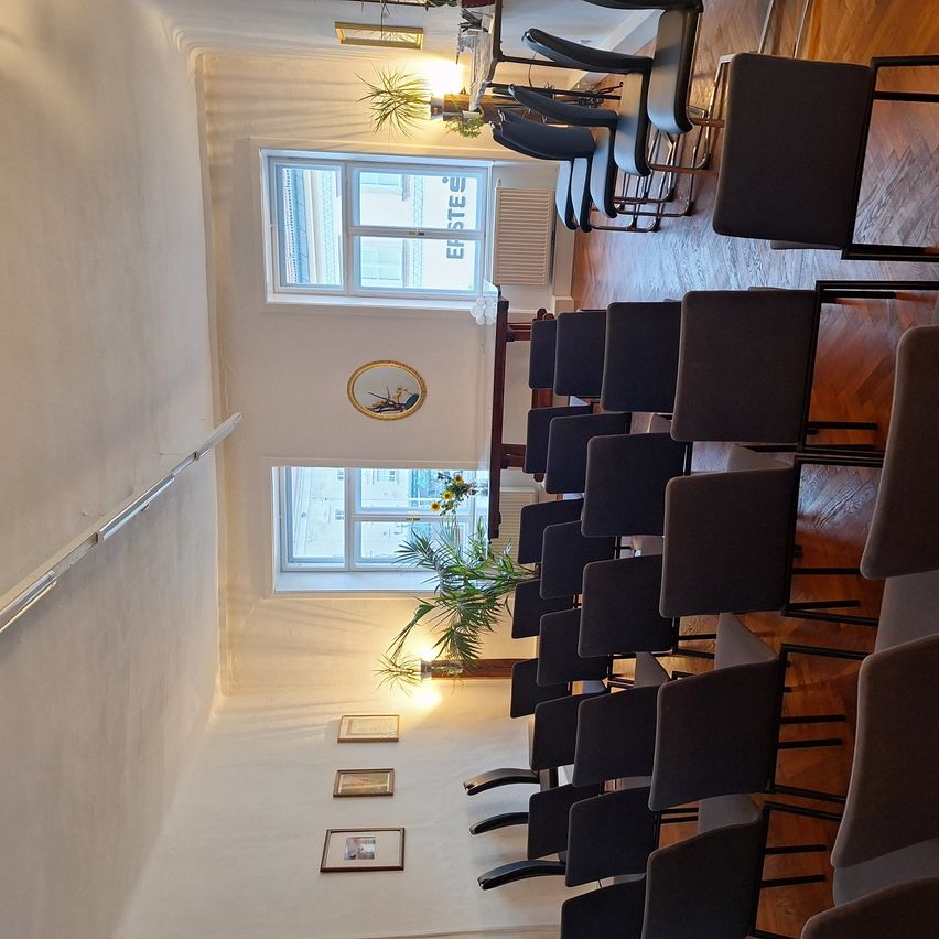 Bild enthält, Floor, Flooring, Indoors, Interior Design, Wood, Building, Meeting Room, Chair, Furniture, Plant