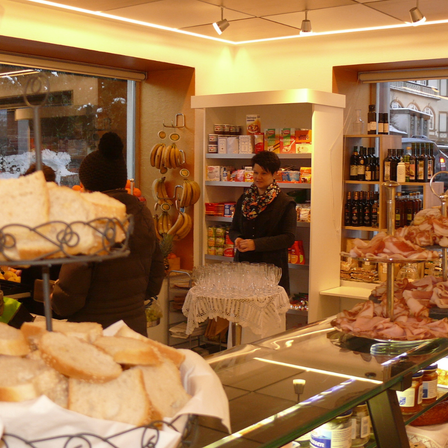 Bild enthält, Meal, Cafeteria, Indoors, Restaurant, Deli, Shop, Adult, Female, Person, Woman