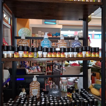 Bild enthält, Shelf, Shop, Architecture, Building, Person, Indoors, Market, Grocery Store