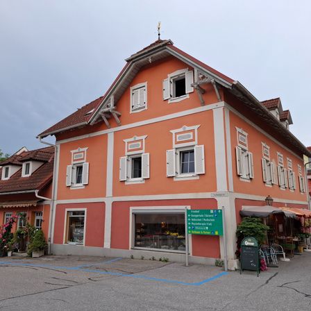 Bild enthält, City, Road, Street, Urban, Building, Monastery, Intersection, Neighborhood, Path, Walkway