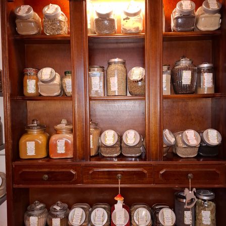 Bild enthält, Cabinet, Furniture, Shelf, Closet, Cupboard, China Cabinet