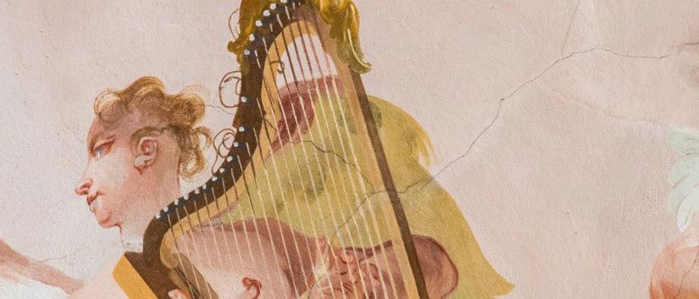 Ein Gemälde zeigt eine junge Frau, die eine Harfe spielt. Der Hintergrund ist leicht rissig und verblasst, was den Eindruck von Alter vermittelt. Der Ausdruck der Frau ist ruhig und konzentriert.