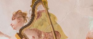 Ein Nahaufnahme einer gemalten Figur, die eine Harfe spielt. Die Figur hat lockige Haare, und die Harfe ist groß und kunstvoll. Das Gemälde scheint gealtert zu sein.