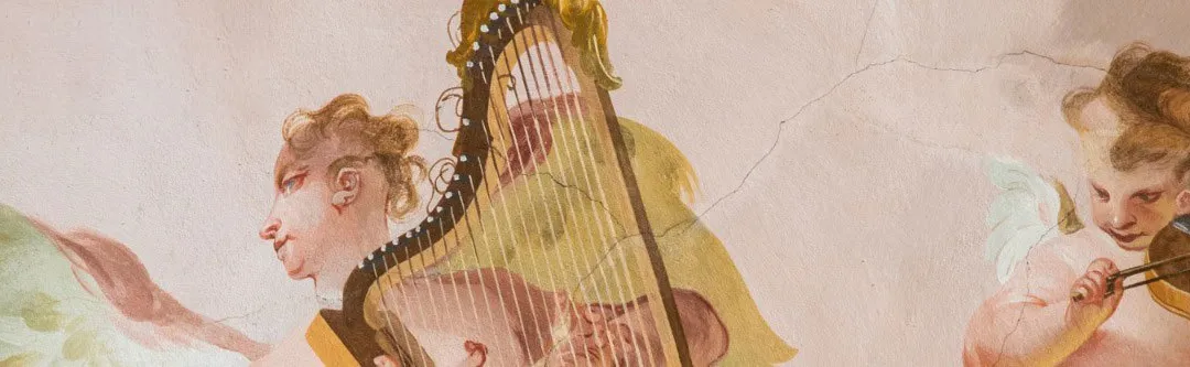 Ein Nahaufnahme einer gemalten Figur, die eine Harfe spielt. Die Figur hat lockige Haare, und die Harfe ist groß und kunstvoll. Das Gemälde scheint gealtert zu sein.