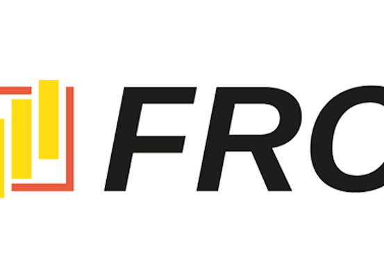 Das Logo für FRC zeigt schwarzen Text mit den Buchstaben FRC. Links befindet sich ein roter Quadrat mit gelben Balken.