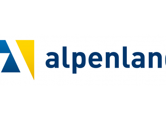 Das Logo für Alpenland, mit einem stilisierten Berggipfel in Blau und Gelb und dem Wort 'Alpenland' in fetter blauer Schrift.